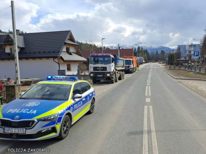 Pijany kierowca ciężarówki uderzył w śmieciarkę. Jedna osoba została ranna
