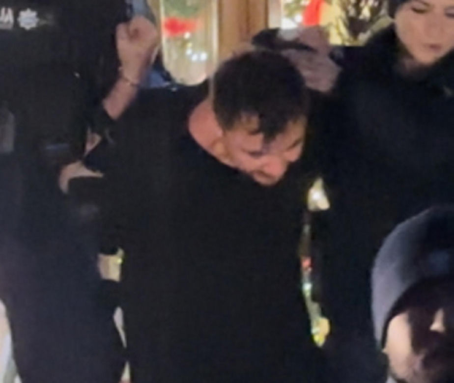 Daniel Martyniuk skuty w kajdanki i wyprowadzony z hotelu