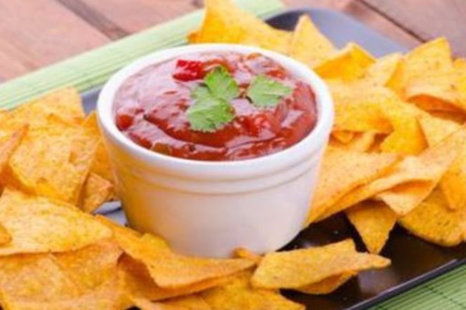 nachos, czipsy
