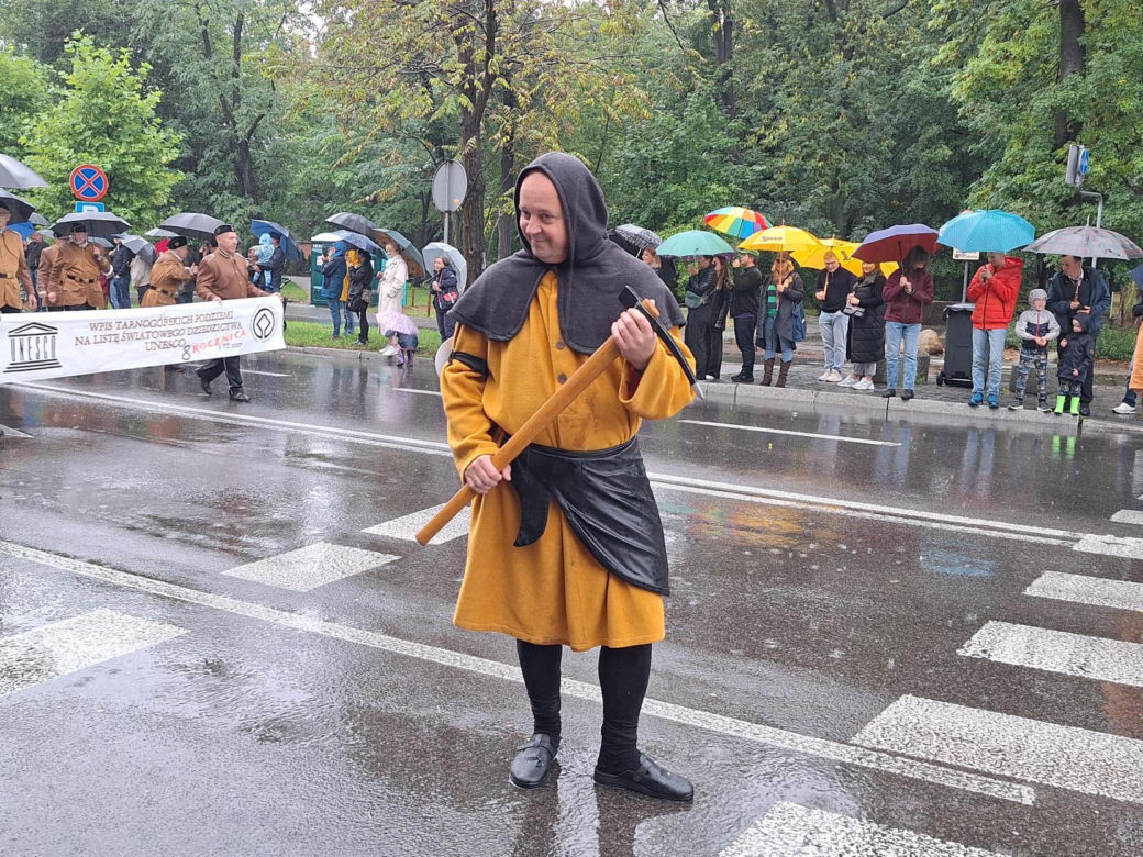 Pochód Gwarkowski 2025 w strugach deszczu