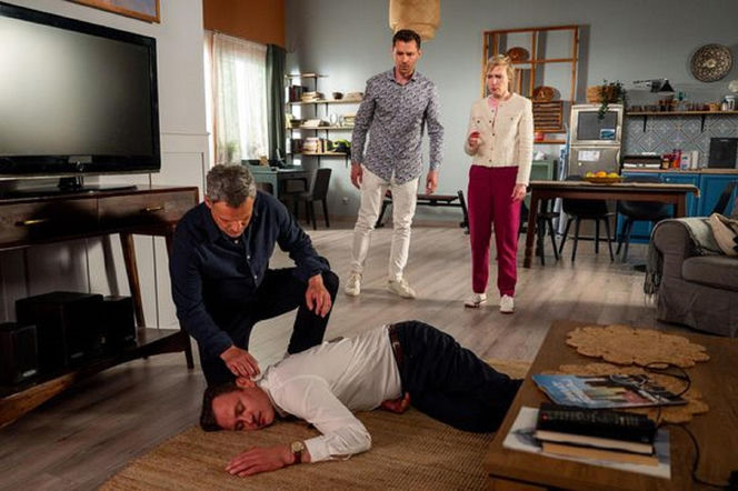 Barwy szczęścia, odcinek 3270. Stefaniak (Paweł Ławrynowicz), Karol (Jan Wieczorkowski), Darek (Andrzej Niemyt), Sonia (Weronika Nockowska)