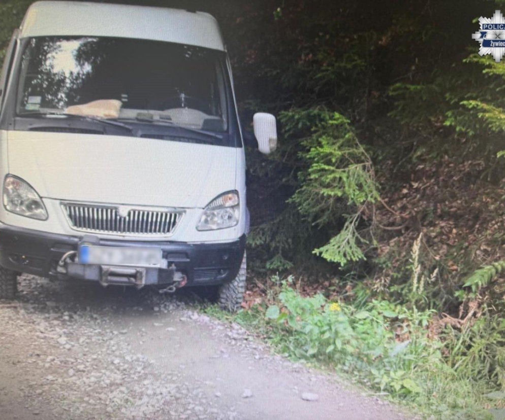 Tragedia na leśnej drodze. 40-latka zginęła pod kołami staczającego się samochodu