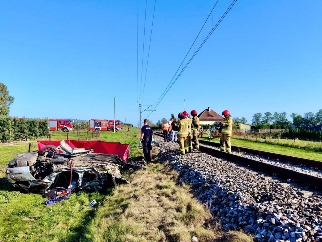 Koszmar pod Wieluniem! Pociąg zderzył się z samochodem. 21-latek nie żyje