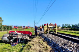 Koszmar pod Wieluniem! Pociąg zderzył się z samochodem. 21-latek nie żyje