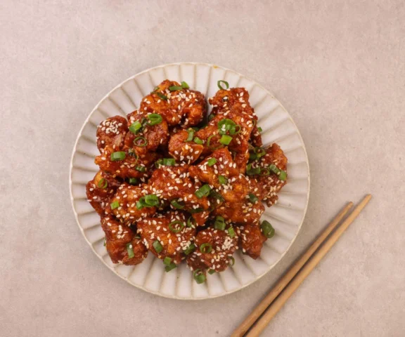 Ten sos robi z kurczaka coś niebezpiecznie dobrego. Lepki, pikantny i gotowy w 25 minut