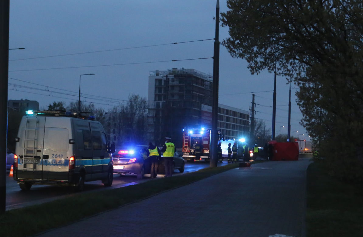 Kobieta w BMW rozbiła się na słupie