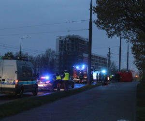 Kobieta w BMW rozbiła się na słupie