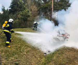 Podlaskie. Pożar auta na DK 65. Kierowcę i pasażera uratował policjant