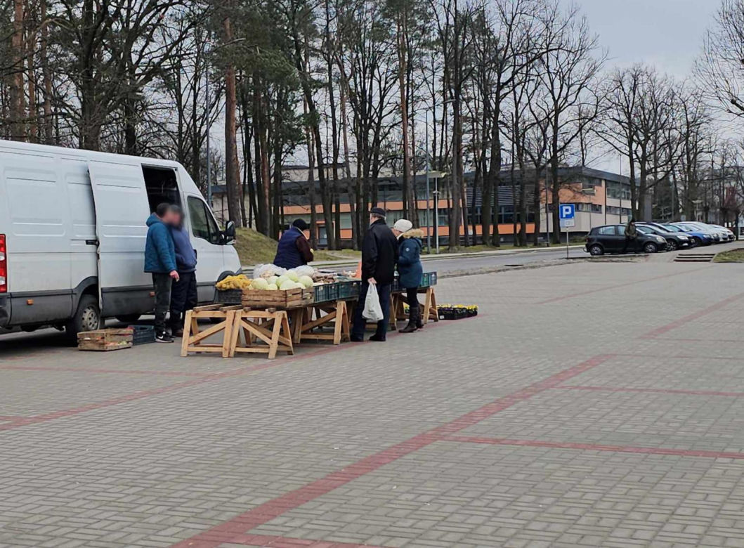 Pustki na targowisku w Nowej Dębie
