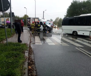 Zderzenie busa z samochodem dostawczym w Nowych Żukowicach