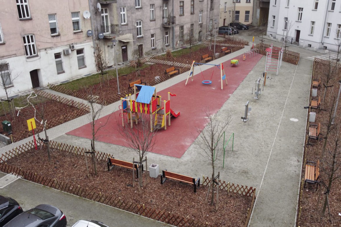 Wyremontowali podwórko z dziwną rzeźbą
