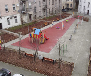 Wyremontowali podwórko z dziwną rzeźbą