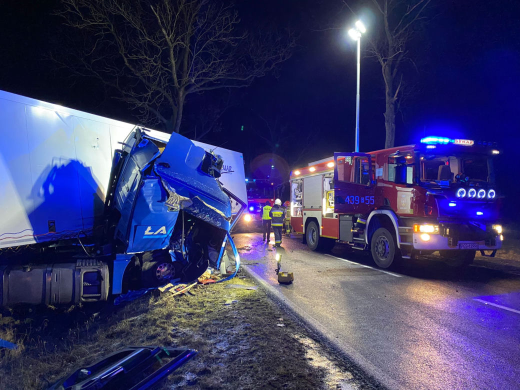 Koszkowo. Ciężarówka uderzyła w drzewo! Kierowca został zakleszczony! 
