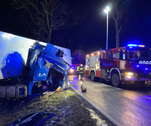 Koszkowo. Ciężarówka uderzyła w drzewo! Kierowca został zakleszczony! 