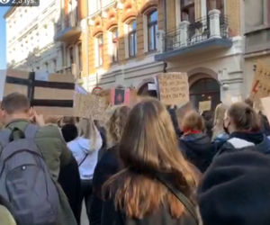 Strajk Kobiet w Łodzi: Protestujący idą ulicami miasta