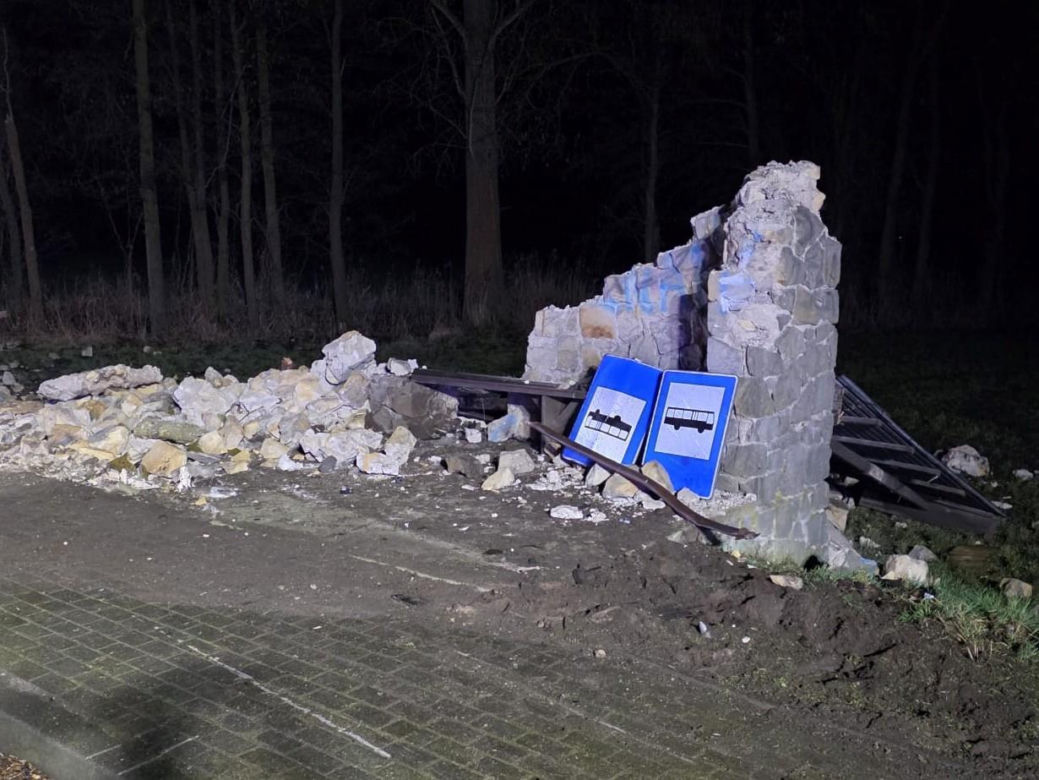 Tragiczny wypadek w powiecie rawickim. Auto uderzyło w murowany przystanek, 19-letni kierowca nie żyje