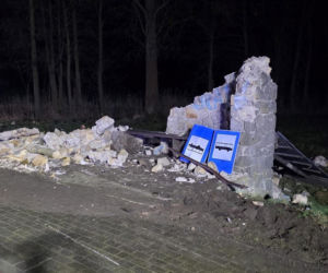 Tragiczny wypadek w powiecie rawickim. Auto uderzyło w murowany przystanek, 19-letni kierowca nie żyje