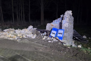 Tragiczny wypadek w powiecie rawickim. Auto uderzyło w murowany przystanek, 19-letni kierowca nie żyje