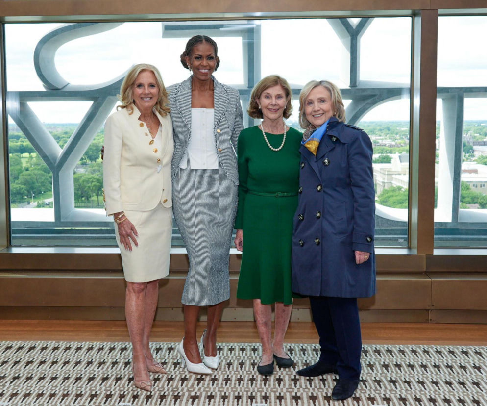 Jill Biden, Michelle Obama, Laura Bush i Hillary Clinton stoją uśmiechnięte obok siebie. O ich losach przeczytasz w Eskce.