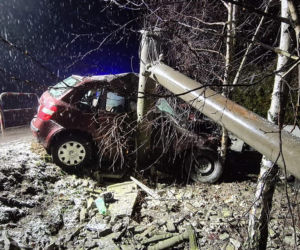 Samochód WBIŁ SIĘ w słup oświetleniowy. Poważny wypadek w Ptaszkowie 