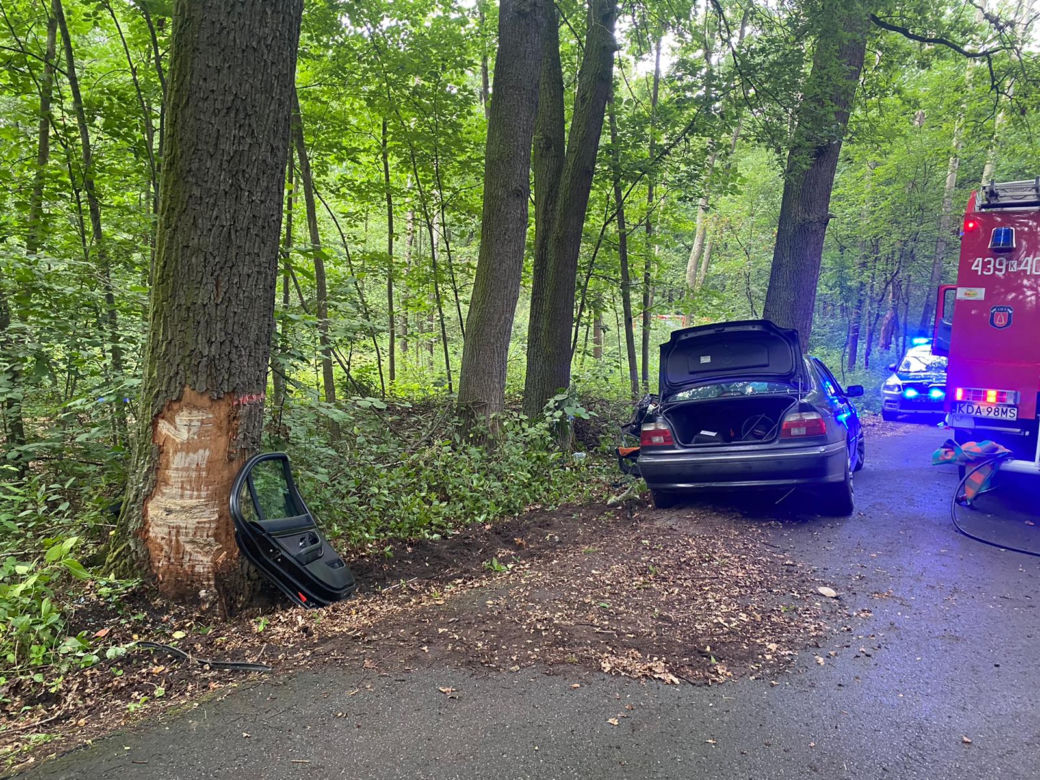 Dąbrowica: Bmw uderzyło w drzewo. 18-latek zakleszczony w pojeździe