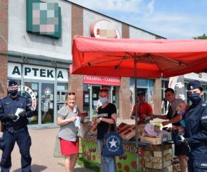 Policjanci rozdają maseczki