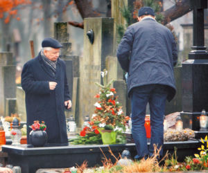 Kaczyński na grobie brata