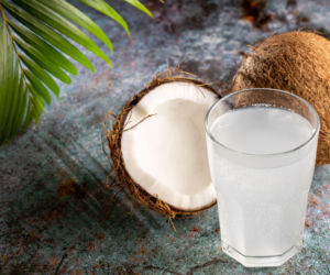 Woda kokosowa – czy naprawdę nawadnia lepiej niż woda? Fakty, które mogą cię zaskoczyć
