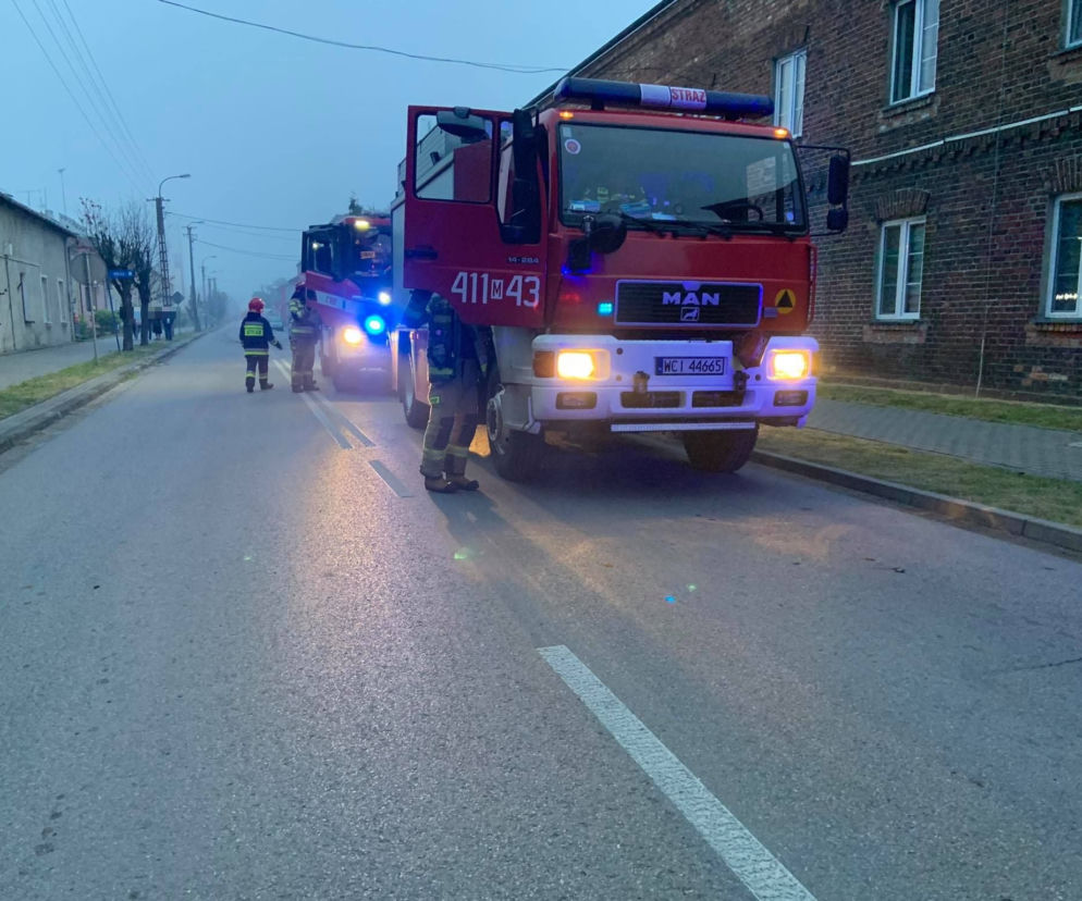 Ciechanów. Trzech ciężko rannych mężczyzn po uderzeniu bmw. Policja: Kierowca zrobił to celowo