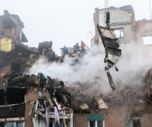 Zmasowany atak w Tarnopolu. Pan Igor drugi dzień czeka na odnalezienie prababci. Trwają poszukiwania pod gruzami