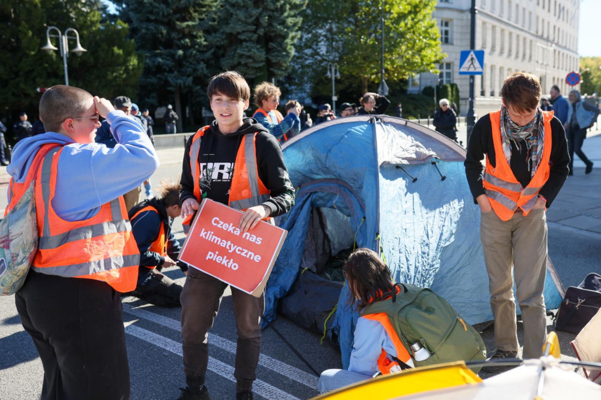 Ostatnie Pokolenie rozbiło namioty przed Sejmem. Domagają się prac nad ustawą o transporcie publicznym
