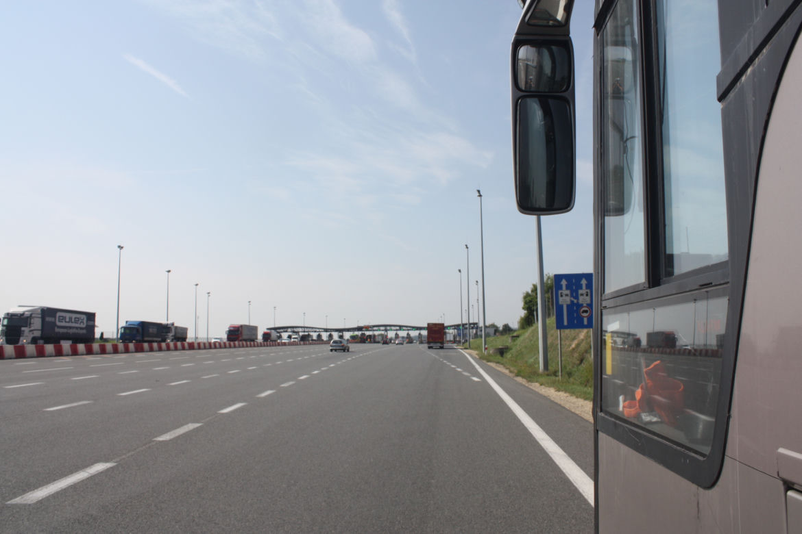 Ukraiński kierowca jechał pod prąd autostradą A4! Przewoził 43 pasażerów, w tym 19 dzieci [ZDJĘCIA]