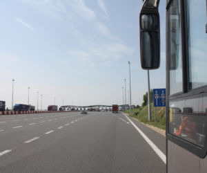 Ukraiński kierowca jechał pod prąd autostradą A4! Przewoził 43 pasażerów, w tym 19 dzieci [ZDJĘCIA]