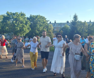 Gorący letni wieczór w Starachowicach! Międzypokoleniowa potańcówka opanowała Szlakowisko [FOTORELACJA]