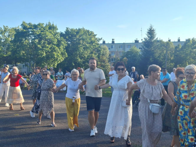 Gorący letni wieczór w Starachowicach! Międzypokoleniowa potańcówka opanowała Szlakowisko [FOTORELACJA]