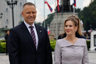 Strój Marty Nawrockiej pod okiem ekspertki. Wskazuje na kluczowe detale