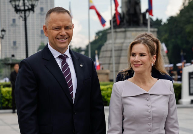 Strój Marty Nawrockiej pod okiem ekspertki. Wskazuje na kluczowe detale