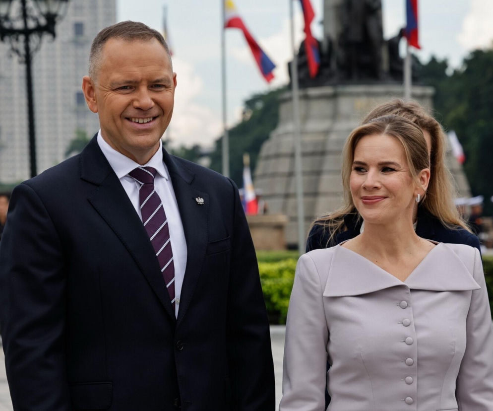 Karol Nawrocki z uśmiechniętą żoną Martą. O kulisach procesu w sprawie pracy w hotelu przeczytasz na SE.