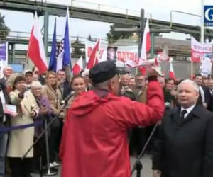 Były stoczniowiec Zbigniew Wysocki z gwoździem na Kaczyńskiego 