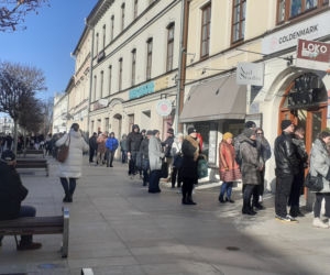 Lublinianie czekają nawet 1,5 godziny po pączki! [GALERIA]