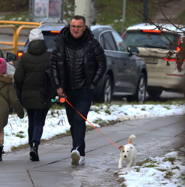 Czesław Michniewicza przegląda szalenie drogie auta. Został przyłapany w wielkiej furze, ale zakupy musi taszczyć