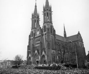 Uczestnicy uroczystości milenijnych zgromadzeni na placu przed katedrą w Białymstoku, 1966 r.
