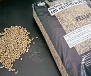 Brakuje pelletu do ogrzewania. Polacy szturmują składy, palą zbożem, wietrzą spisek