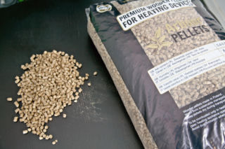 Brakuje pelletu do ogrzewania. Polacy szturmują składy, palą zbożem, wietrzą spisek