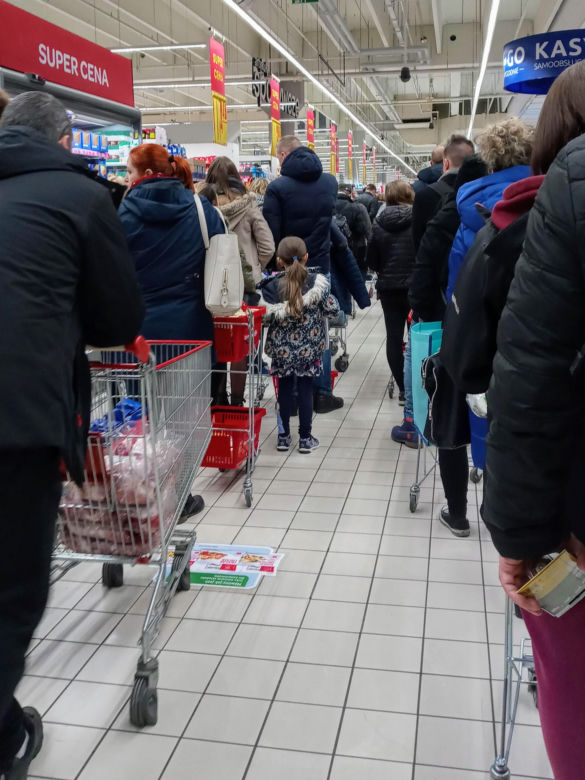 Oblężenie w szczecińskich sklepach z powodu koronawirusa