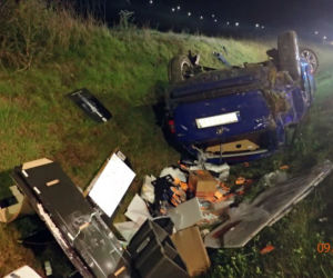 Rybnik: Dachowanie na nowym odcinku DW935. Auto jest doszczętnie zniszczone