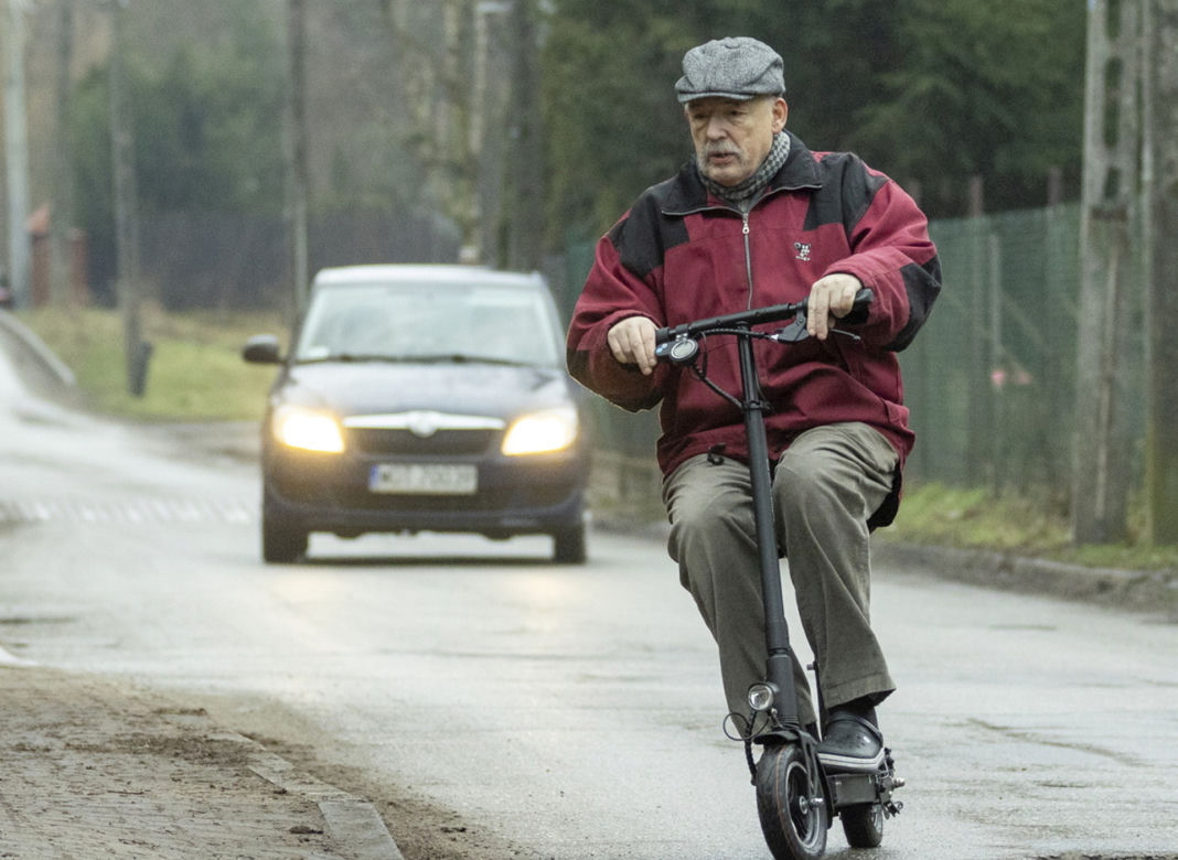 Janusz Korwin-Mikke jedzie 20 km/h i pędzi na bazar