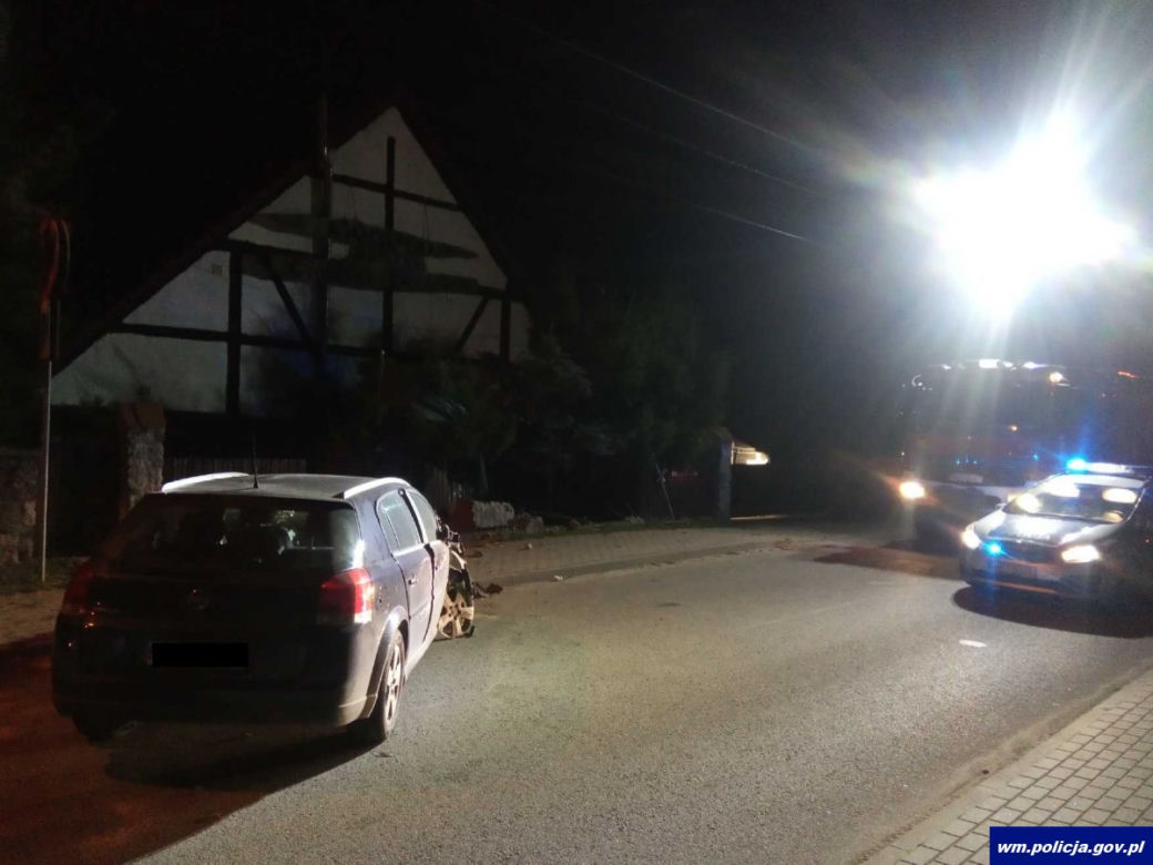 Rydzewo. Pijany nastolatkowie wjechali z ogrodzenie posesji. Auto zabrali rodzicom [ZDJĘCIA]