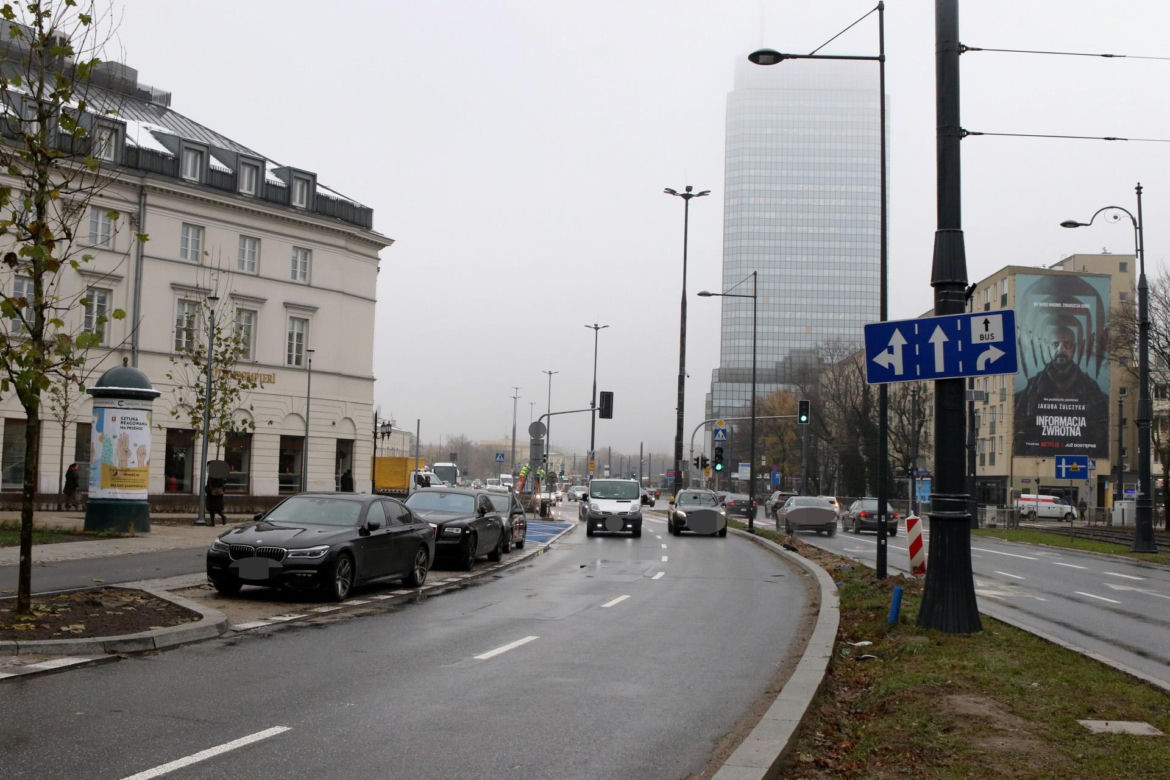 Zabrali miejsca parkingowe i zwęzili ulicę by zrobić ścieżkę rowerową. Biorą się za kolejne ulice