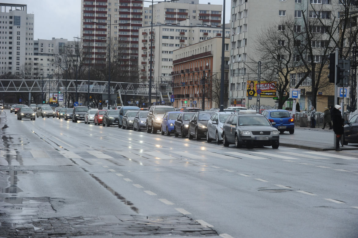 Zielona fala zatrzymała pieszych i samochody